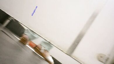 魔手⚫️外购厕拍全景！美女如云商场手持镜头偸拍超多都市漂亮小姐姐方便，脸逼同框亮点多多赏脸赏逼相当炸裂 (5)