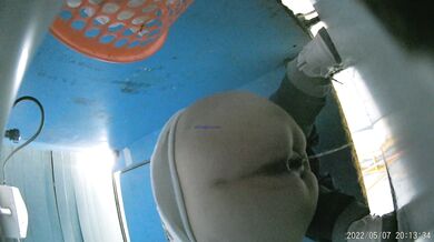 食品厂女厕全景偷拍多位美女职员嘘嘘❤️肥美的大鲍鱼完美呈现 (20)