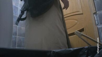 餐厅女厕全景偷拍多位美女少妇不敢坐半蹲着尿刚好把各种美鲍呈现在大家面前3