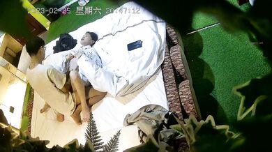 主题酒店真实偷拍小情侣开房疯狂式性爱，反差小骚女对肉棒爱不释手又撸又口，四眼小伙掐妹子脖子骚女边淫叫边吐舌